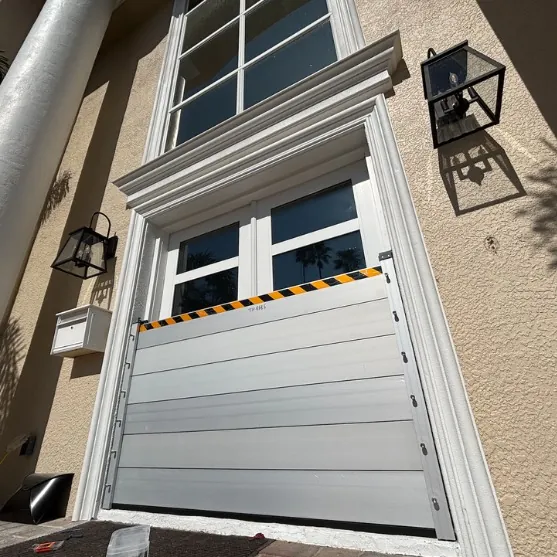 Barrera antiinundación instalada en la puerta de un garaje residencial