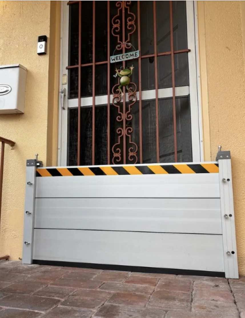 Barrera antiinundación instalada en la puerta principal de una vivienda